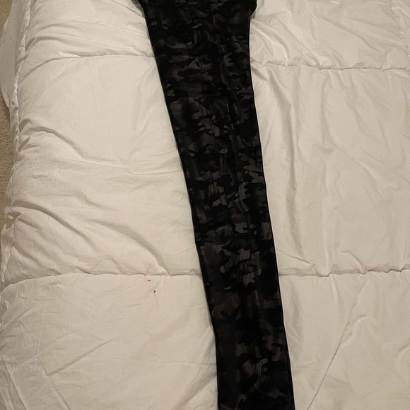 SPANX Black Camouflage Seamless , Shiny Look at Me Now Leggings .Size Large - Picture 10 of 14